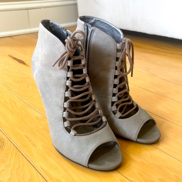 Laced Taupe Booties with inner zipper - Picture 2 of 7